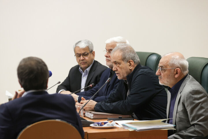 پزشکیان: ما که با دشمنان می‌جنگیم و مقاومت می‌کنیم تا زیر بار زور و ظلم نرویم، نمی‌توانیم خودمان به مردم زور بگوییم یا ظلم کنیم